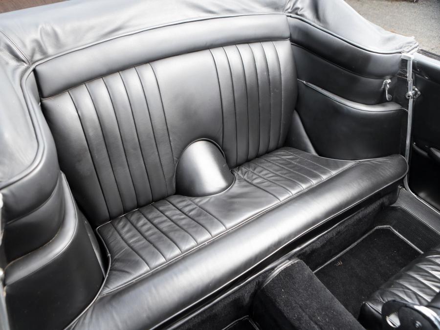 Интерьер Aston Martin DB4 Convertible 1962 года  (фото 39 из 41)